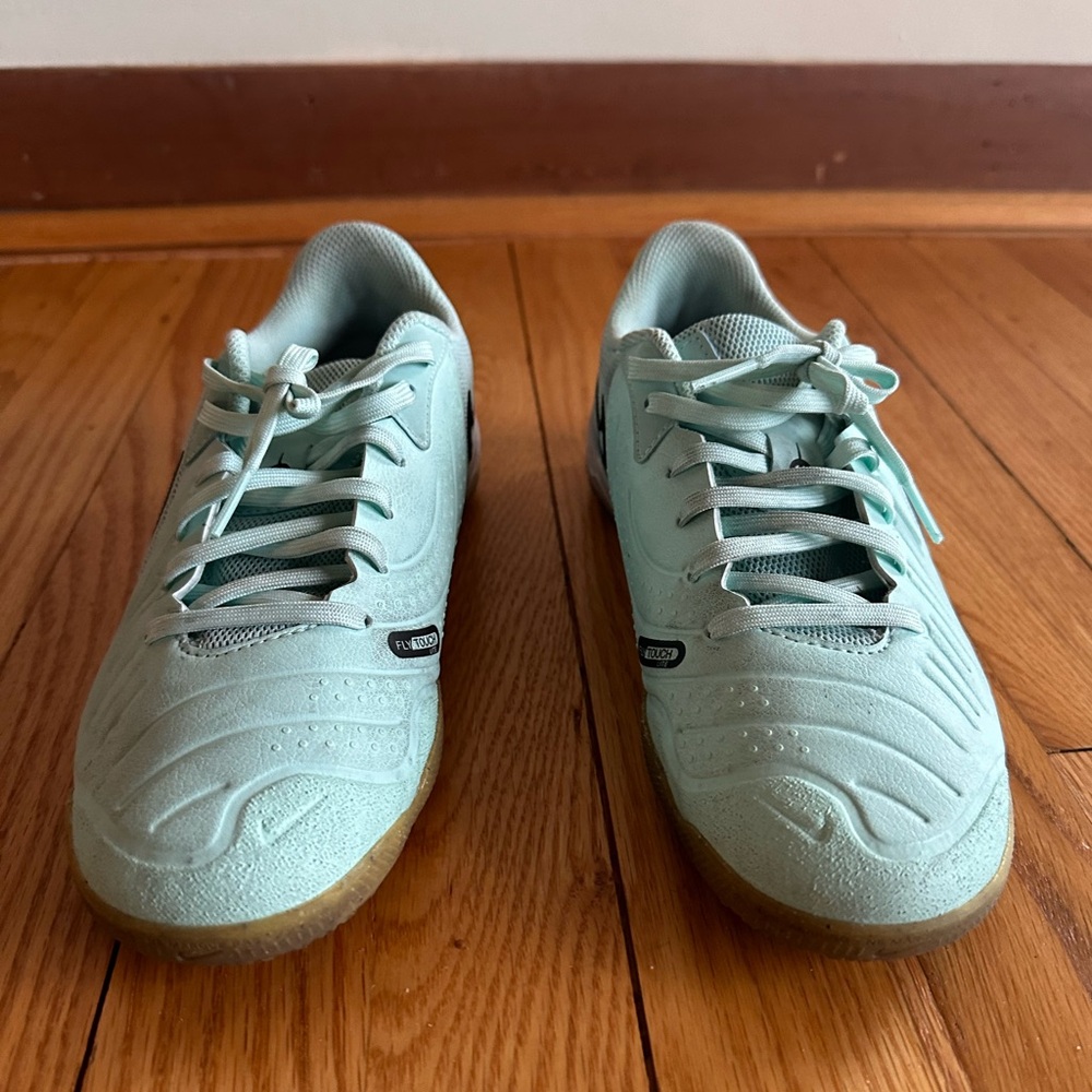 Turf/indoor soccer shoes